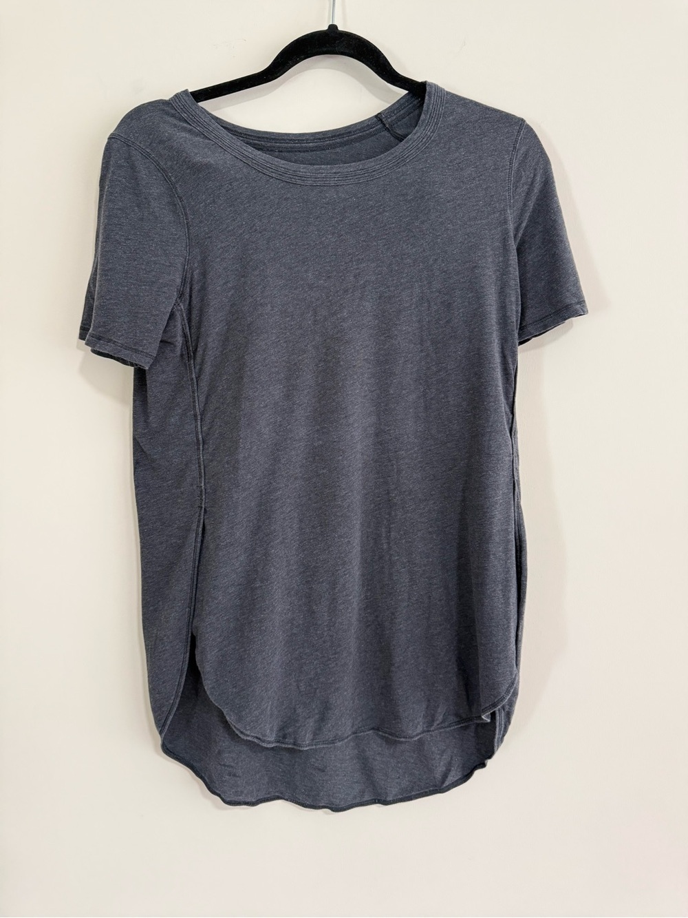 lululemon athletica Short Sleeve Crew Tee in Charcoal Gray. Size 6. Pristine.